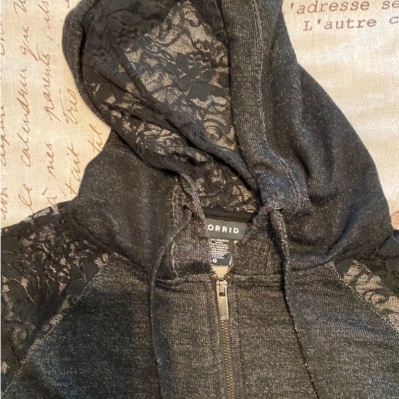 TORRID NWOT  LACE SLEEVES AND HOOD LIGHT HOODY SWEATSHIRT SZ 0 can fit a SZ 1 - Picture 3 of 3